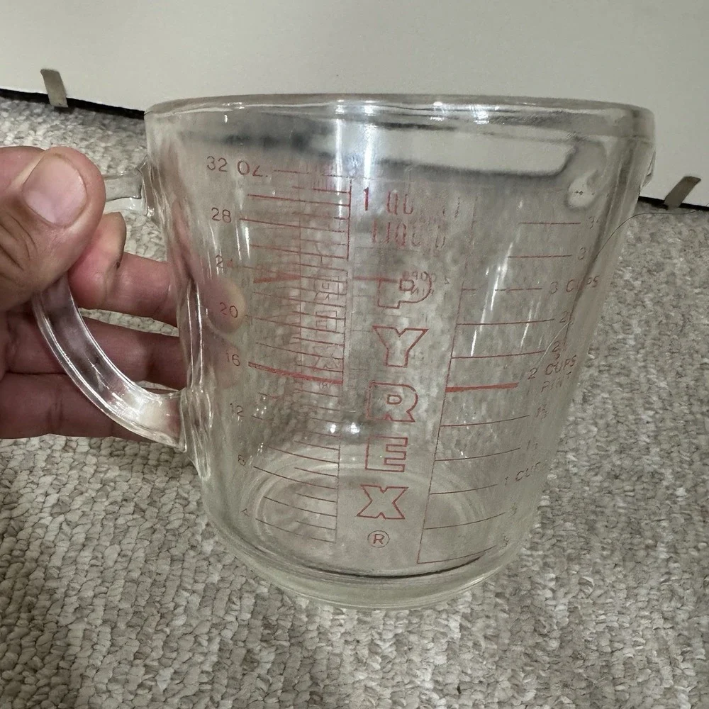 Vintage PYREX 1 Quart/4 Cup Measuring Cup with Red Lettering #532 D Handle USA